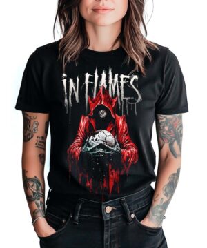 Czarna koszulka muzyczna IN FLAMES "Jester drip" z czerwonym zakapturzonym motywem i czaszką, widoczne tatuaże.