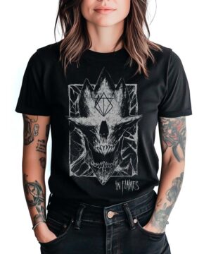 Czarna koszulka IN FLAMES z białym geometrycznym motywem czaszki "Jester skull", noszona przez osobę z tatuażami.