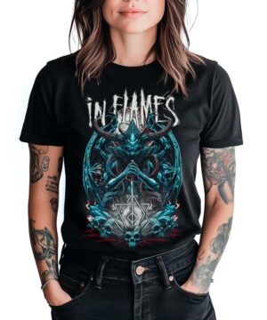Czarna koszulka IN FLAMES "Kali" z niebiesko-szarym nadrukiem, prezentowana przez osobę z tatuażami na białym tle.