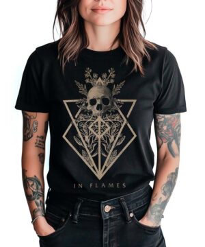 Czarna koszulka IN FLAMES "Skull" z geometryczną czaszką i kwiatami, prezentowana przez wytatuowaną kobietę na białym tle.