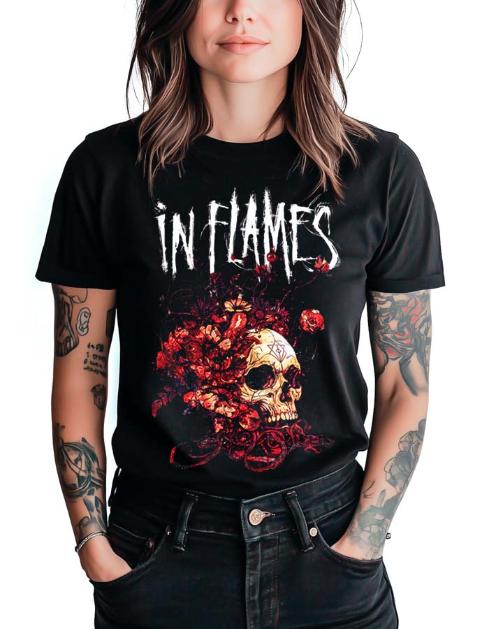 Czarna koszulka IN FLAMES "Skull and vines" z czaszką i czerwonym wzorem kwiatowym, prezentowana przez osobę z tatuażami.