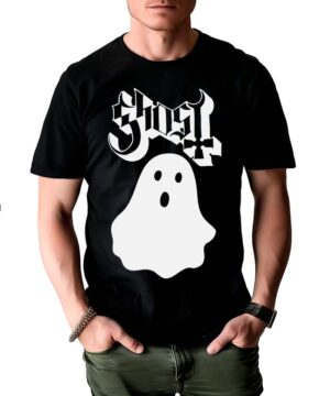 Osoba ubrana w czarną koszulkę GHOST z białym stylizowanym napisem "Ghost" i dużą grafiką ducha z kreskówki z przodu.