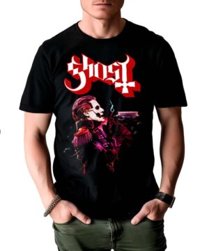 Osoba nosząca koszulkę męską GHOST "Forum 23" - czarną z odważnym czerwono-białym napisem "Ghost" i grafiką szkieletu w kurtce wojskowej.