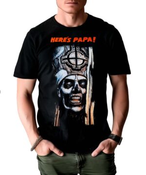Mężczyzna noszący koszulkę męską z grafiką GHOST "Here's Papa!", z tekstem HERES PAPA! i uśmiechniętą czaszką w mitrze, łączącą horror z ikonografią religijną.
