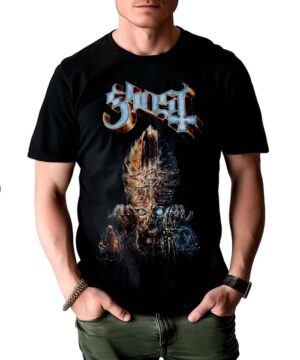 Osoba ubrana w koszulkę męską GHOST "Impera" z grafiką - czarną koszulkę z nazwą zespołu i ozdobną zamaskowaną postacią.