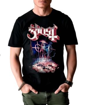 Osoba ubrana w koszulkę GHOST "Imperatour" - czarną koszulkę z logo zespołu i żywą grafiką - stoi swobodnie z rękami w kieszeniach.