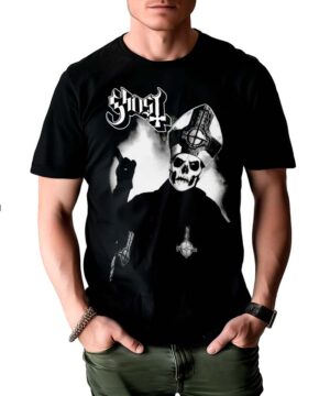 Osoba nosząca koszulkę męską GHOST "Papa" z grafiką, prezentującą wizerunek szkieletu w religijnym stroju i gotyckie litery.