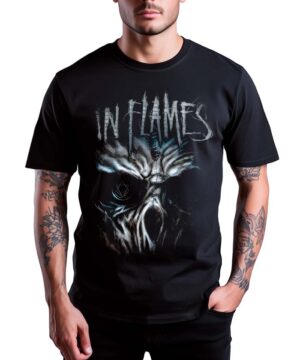 Czarna koszulka muzyczna IN FLAMES "Ghost" z nadrukiem i logo na przodzie, prezentowana przez osobę z rękami w kieszeniach.