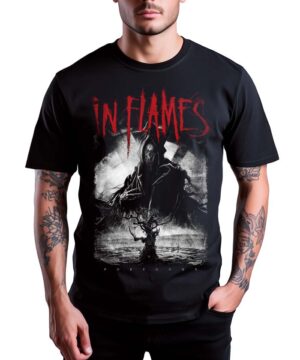 Czarna koszulka muzyczna IN FLAMES "In the dark" z nadrukiem ponurej postaci i bezlistnego drzewa w czarno-białym wzorze.