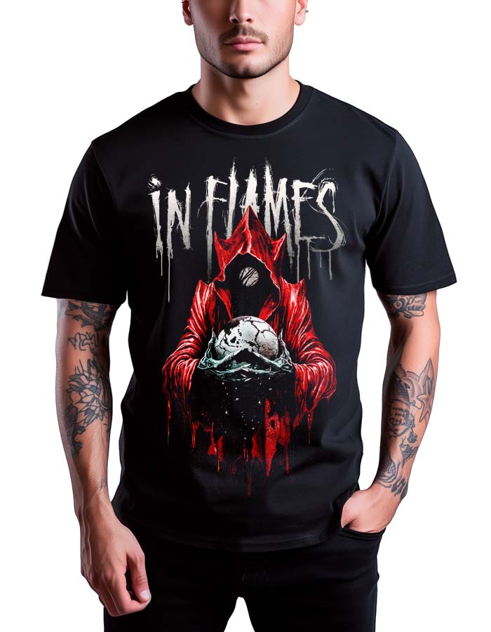 tshirt-muzyczny-meski-czarny-in-flames-jester-drip Czarna koszulka muzyczna IN FLAMES "Jester drip" z logo zespołu i grafiką zakapturzonej postaci trzymającej czaszkę.