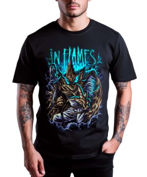 Czarna koszulka muzyczna IN FLAMES "Out of hell" z kolorową grafiką fantastycznego stworzenia, noszona przez mężczyznę.