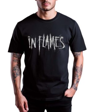 Czarna koszulka muzyczna IN FLAMES "Sign" z białym logo, noszona przez mężczyznę z tatuażami na rękach.
