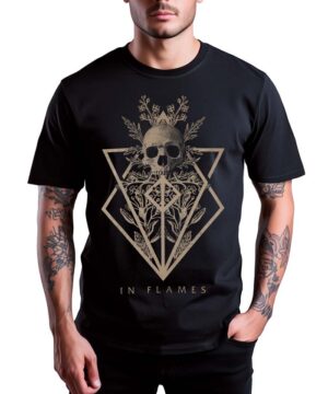 Czarna koszulka muzyczna IN FLAMES z przodu ze złotą czaszką, geometrycznym wzorem i napisem IN FLAMES.
