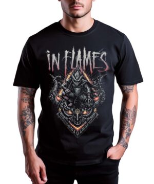 Czarna koszulka IN FLAMES "Temple mask" z ciemnym, szczegółowym nadrukiem zespołu, prezentowana przez osobę stojącą.