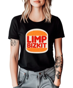 Czarna koszulka muzyczna LIMP BIZKIT "Burger" z pomarańczowo-białą grafiką, noszona przez osobę z jasnymi włosami i tatuażami.