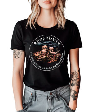 Czarna koszulka muzyczna LIMP BIZKIT z nadrukiem "Chocolate flavored" i białym tekstem, widoczne tatuaże na rękach.