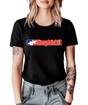 Czarna koszulka LIMP BIZKIT "Logo" na kobiecie z tatuażami na ramionach, stojącej na białym tle, ręce w kieszeniach.