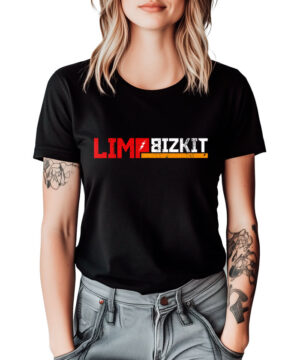 Czarna koszulka muzyczna LIMP BIZKIT "Sign" z wyrazistym logo na klatce piersiowej, noszona przez osobę z tatuażami.