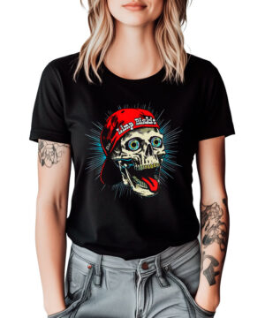 Czarna koszulka muzyczna LIMP BIZKIT "Skull" z kolorową czaszką, noszona przez osobę z jasnymi włosami i tatuażami.