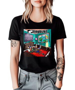 Czarna koszulka muzyczna LIMP BIZKIT "Still sucks" z grafiką kreskówkową salonu i postaciami, w tym kobietą sprzątającą.