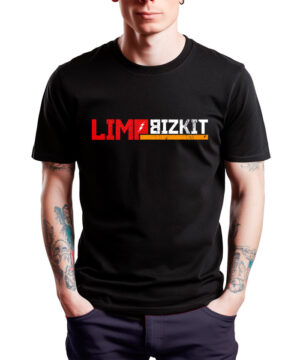 Czarna koszulka muzyczna LIMP BIZKIT z logo zespołu w czerwonym, białym i żółtym kolorze. Model ma tatuaże na rękach.