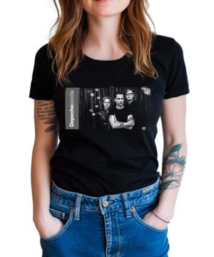 Kobieta ubrana w czarną koszulkę damską DEPECHE MODE "Band" ze zdjęciem i logo zespołu z przodu, stojąca z rękami w kieszeniach dżinsów.