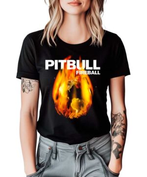 Kobieta w czarnej koszulce PITBULL "Fireball" z dużym nadrukiem PITBULL FIREBALL i grafiką ognistej kuli na przodzie.