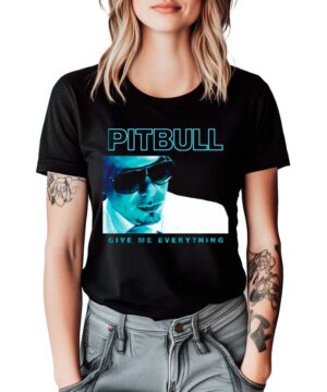 Czarna koszulka muzyczna PITBULL z niebieskim nadrukiem Pitbulla i napisami "PITBULL" oraz "GIVE ME EVERYTHING" z przodu.