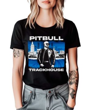 Czarna koszulka PITBULL "Trackhouse" z grafiką mężczyzny w okularach, napisy "Mr. Worldwide" i panorama miasta na tle.