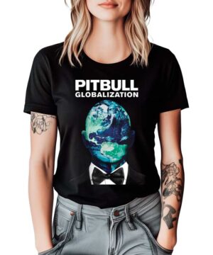 Czarna koszulka PITBULL "Globalization" z grafiką osoby w smokingu z głową Ziemi, idealna dla fanów muzyki.