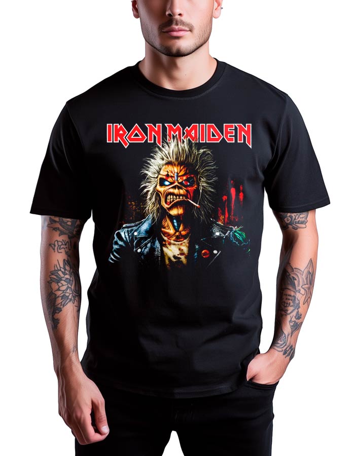 Czarna koszulka muzyczna IRON MAIDEN "Eddie smoke" z logo zespołu i grafiką Eddiego, widoczne tatuaże na obu ramionach.