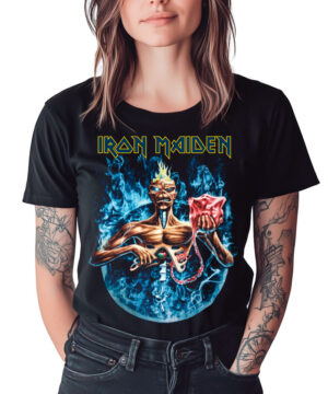 Czarna koszulka IRON MAIDEN "Seventh Son" z maskotką Eddie trzymającą serce, tło z niebieskimi płomieniami.