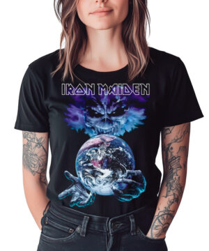 Czarna koszulka IRON MAIDEN "Brave New World" z grafiką dłoni trzymającej Ziemię, purpurowymi akcentami i logo zespołu.