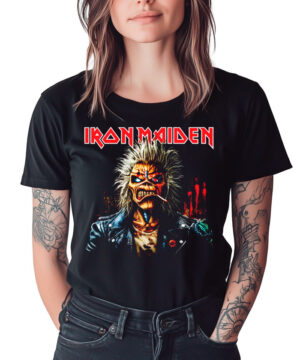 Czarna koszulka IRON MAIDEN "Eddie smoke" z logo zespołu i wyrazistym nadrukiem Eddie na przodzie, idealna dla fanów.