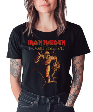 Czarna koszulka muzyczna IRON MAIDEN "Powerslave Mummy" z grafiką mumii z berłem, noszona przez kobietę na jasnym tle.