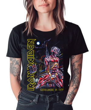 Czarna koszulka IRON MAIDEN "Somewhere in time" z nadrukiem futurystycznego cyborga i neonowego miasta, model unisex.