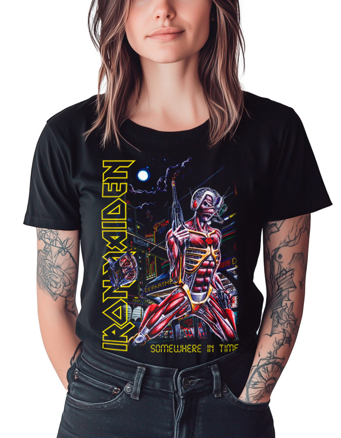 Czarna koszulka IRON MAIDEN "Somewhere in time" z nadrukiem futurystycznego cyborga i neonowego miasta, model unisex.