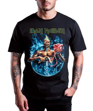 Czarna koszulka IRON MAIDEN "Seventh Son" z maskotką Eddiem, gitarą i niebiesko-czerwonym tłem, logo zespołu nad obrazkiem.