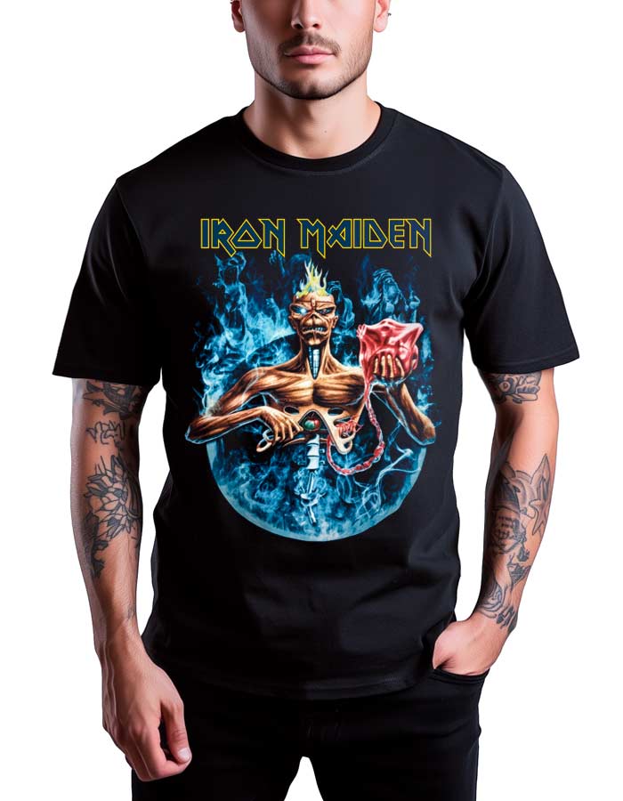 tshirt-meski-czarny-iron-maiden-seventh-son Czarna koszulka IRON MAIDEN "Seventh Son" z maskotką Eddiem, gitarą i niebiesko-czerwonym tłem, logo zespołu nad obrazkiem.