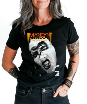 Czarna koszulka MARILYN MANSON z dużym nadrukiem twarzy, prezentowana przez osobę na białym tle, ręce w kieszeniach.