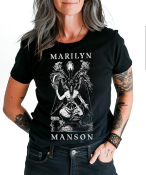 Czarna koszulka muzyczna Marilyn Manson "Baphomet" z nadrukiem skrzydlatego kozła, prezentowana przez osobę z siwymi włosami.