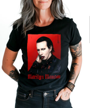 Czarna koszulka muzyczna Marilyn Manson z czerwonym portretem i napisem "Marilyn Manson" poniżej, widoczna na modelu.