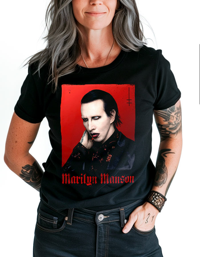 tshirt-muzyczny-damski-marilyn-manson-little-cross Czarna koszulka muzyczna Marilyn Manson z czerwonym portretem i napisem "Marilyn Manson" poniżej, widoczna na modelu.