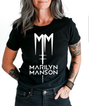 Czarna koszulka MARILYN MANSON "Logo white" na osobę z siwymi włosami i tatuażami, prezentowana na białym tle.