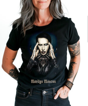 Czarna koszulka muzyczna MARILYN MANSON "Psychic horns" z portretem artysty, prezentowana przez wytatuowaną osobę.