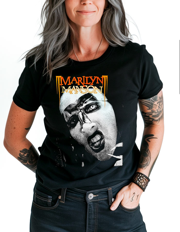 Czarna koszulka MARILYN MANSON z dużym nadrukiem twarzy, prezentowana przez osobę na białym tle, ręce w kieszeniach.