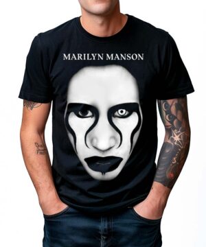 Czarna koszulka muzyczna MARILYN MANSON z nadrukiem stylizowanej twarzy i dużym napisem "Defiant face" nad grafiką.