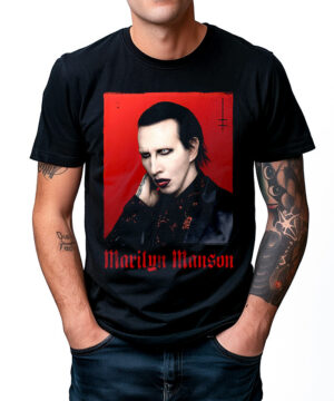 Czarna koszulka muzyczna MARILYN MANSON "Little cross" z portretem artysty na czerwonym tle i nazwą w gotyckiej czcionce.