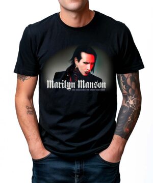 Czarna koszulka muzyczna Marilyn Manson z nadrukiem "One assassination under God Tour" i zdjęciem artysty na przodzie.