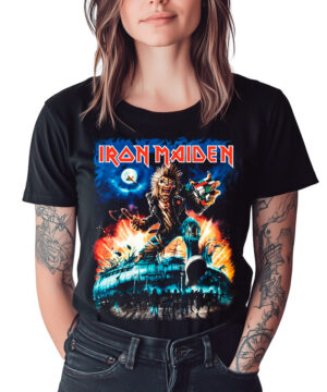 Czarna koszulka muzyczna IRON MAIDEN "Run for your lives - Budapeszt" z kolorową grafiką, damska, modelka z rękami w kieszeniach.